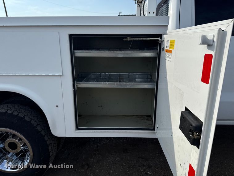 image for item NU9653 2016 Chevrolet Silverado 3500HD Double Cab utility bed pickup truck