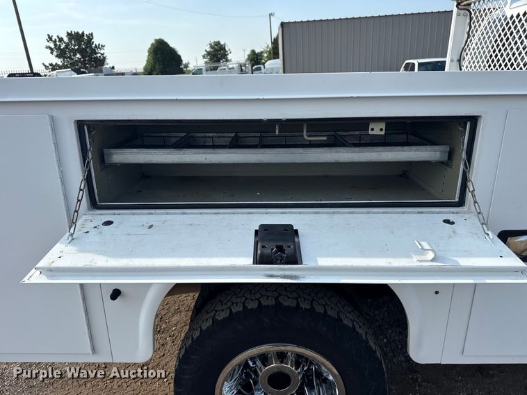 image for item NU9653 2016 Chevrolet Silverado 3500HD Double Cab utility bed pickup truck