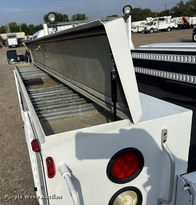 image for item NU9653 2016 Chevrolet Silverado 3500HD Double Cab utility bed pickup truck