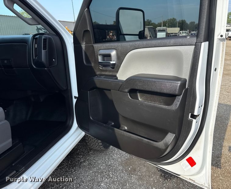 image for item NU9653 2016 Chevrolet Silverado 3500HD Double Cab utility bed pickup truck