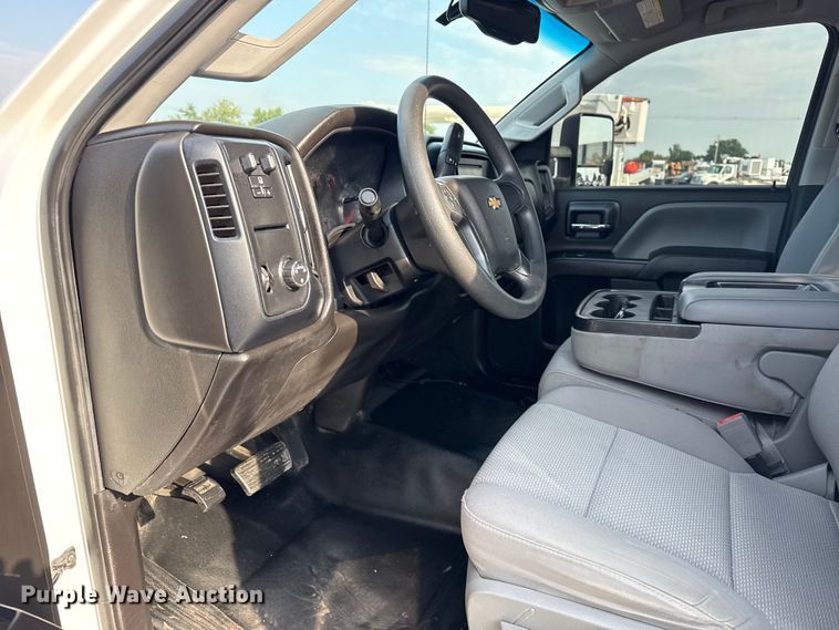 image for item NU9653 2016 Chevrolet Silverado 3500HD Double Cab utility bed pickup truck