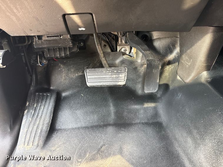 image for item NU9653 2016 Chevrolet Silverado 3500HD Double Cab utility bed pickup truck