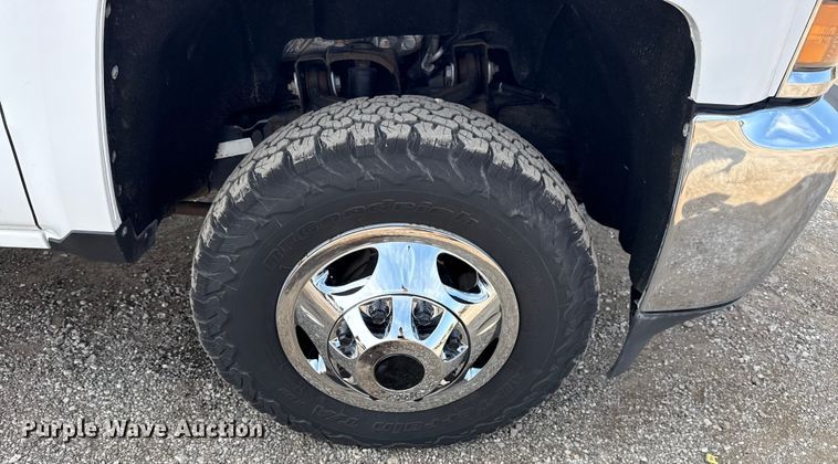 image for item NU9653 2016 Chevrolet Silverado 3500HD Double Cab utility bed pickup truck