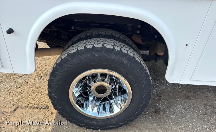 image for item NU9653 2016 Chevrolet Silverado 3500HD Double Cab utility bed pickup truck