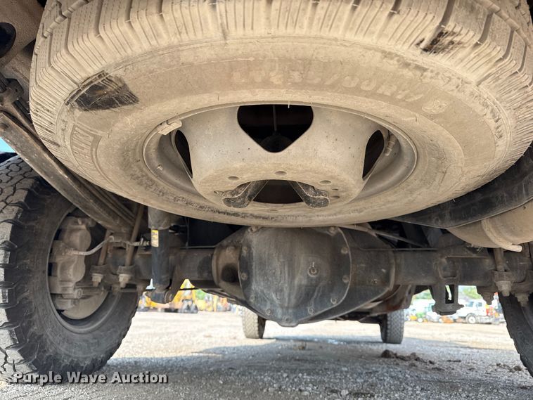 image for item NU9653 2016 Chevrolet Silverado 3500HD Double Cab utility bed pickup truck