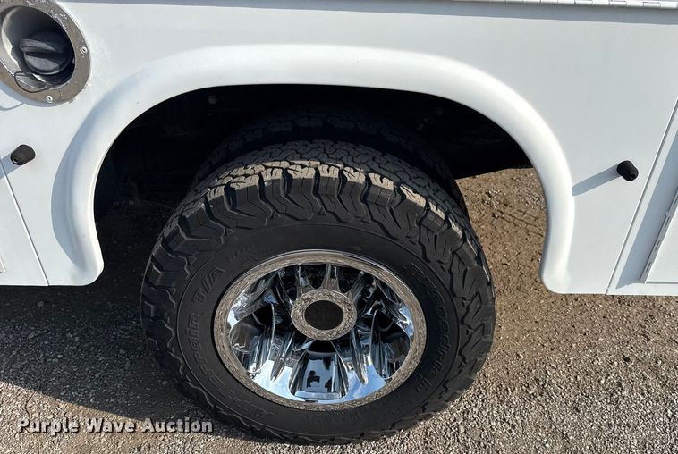 image for item NU9653 2016 Chevrolet Silverado 3500HD Double Cab utility bed pickup truck