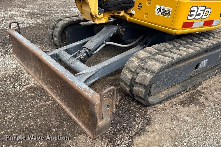 image for item NU9663 2011 John Deere 35D mini excavator