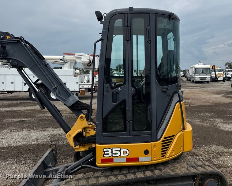 image for item NU9663 2011 John Deere 35D mini excavator