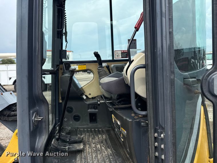 image for item NU9663 2011 John Deere 35D mini excavator