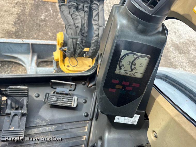 image for item NU9663 2011 John Deere 35D mini excavator