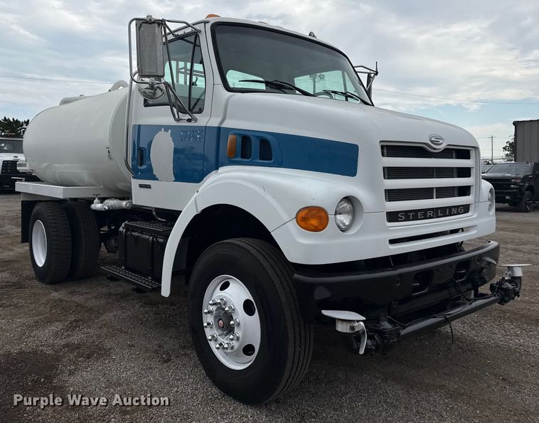 image for item NU9668 2004 Sterling L-Line water truck