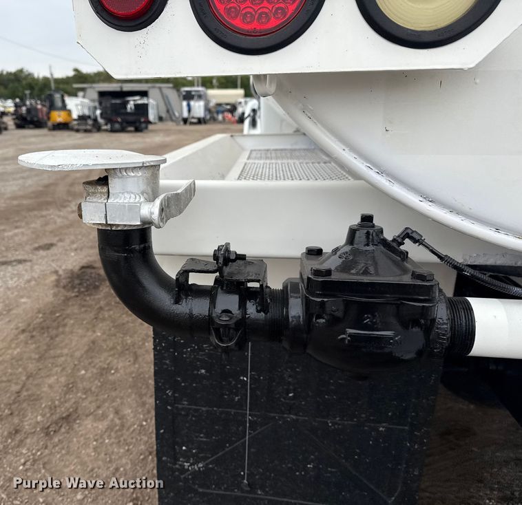 image for item NU9668 2004 Sterling L-Line water truck