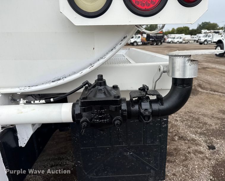 image for item NU9668 2004 Sterling L-Line water truck