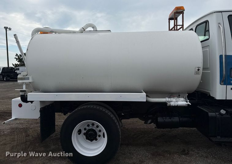 image for item NU9668 2004 Sterling L-Line water truck
