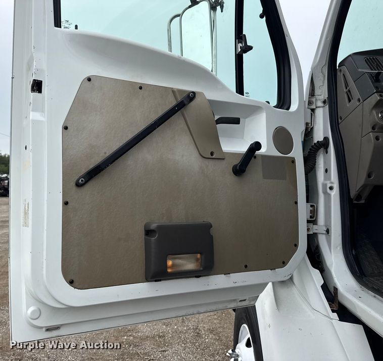 image for item NU9668 2004 Sterling L-Line water truck