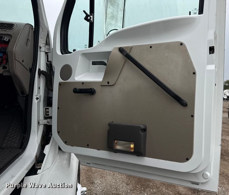 image for item NU9668 2004 Sterling L-Line water truck