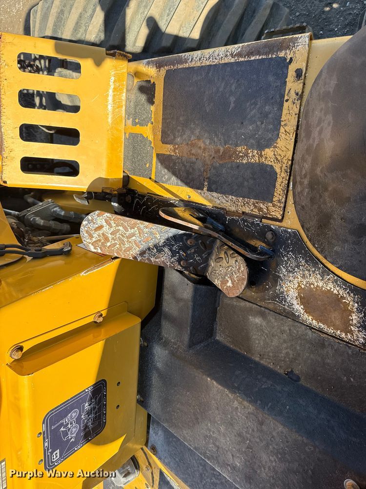 image for item NU9677 2015 Vermeer RTX750 trencher