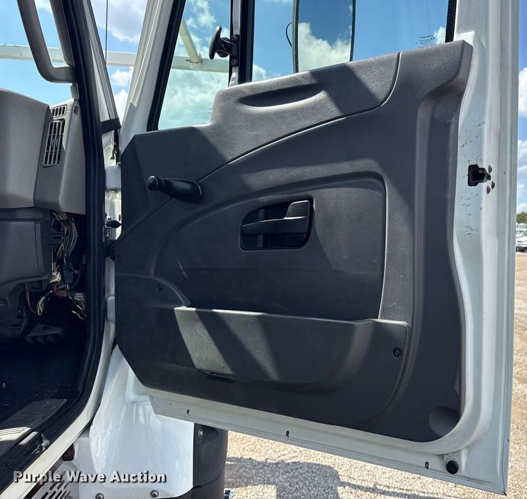 image for item NU9684 2012 International 7600 Crew Cab crane truck