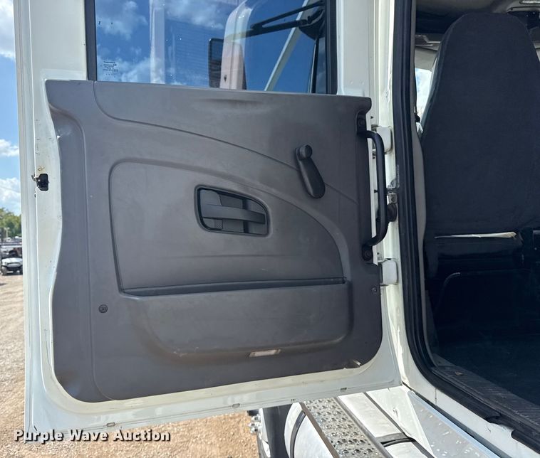 image for item NU9684 2012 International 7600 Crew Cab crane truck