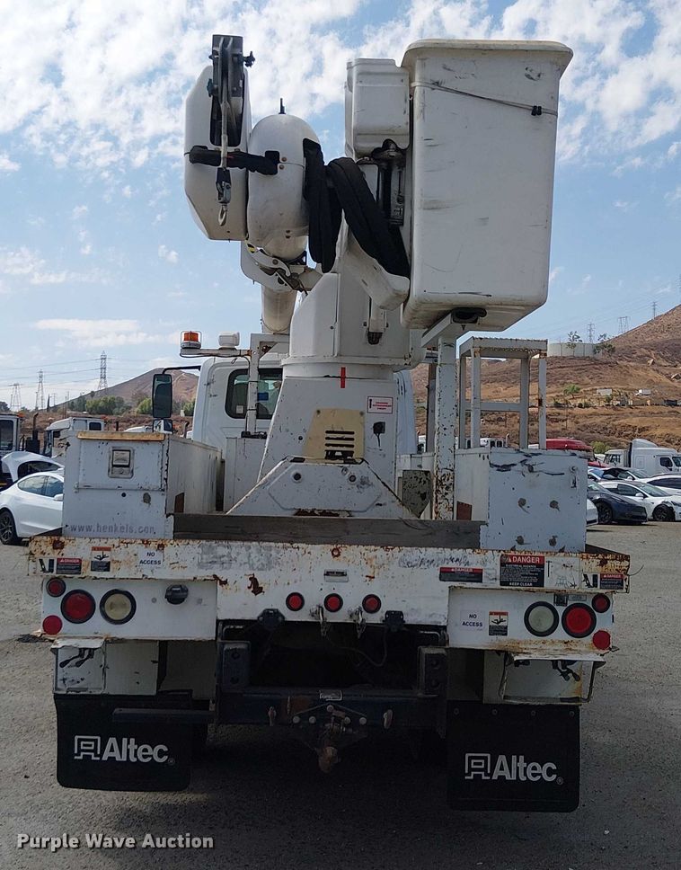 image for item YA0961 2013 International 7300 bucket truck