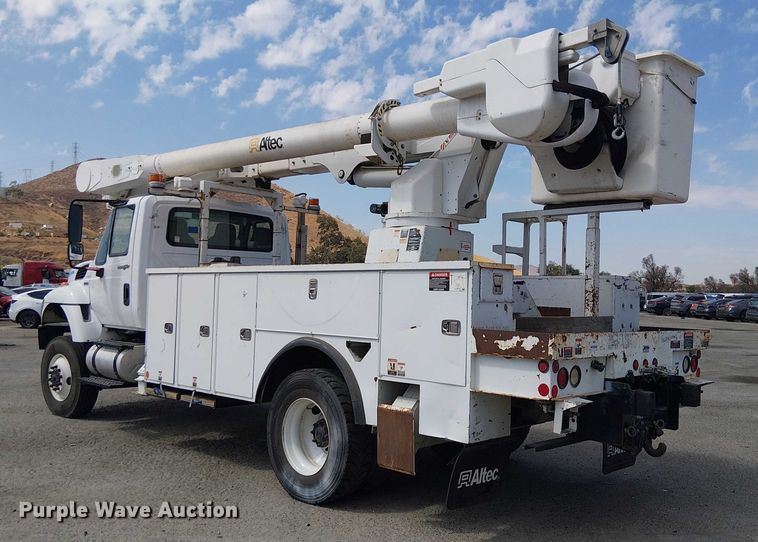 image for item YA0961 2013 International 7300 bucket truck