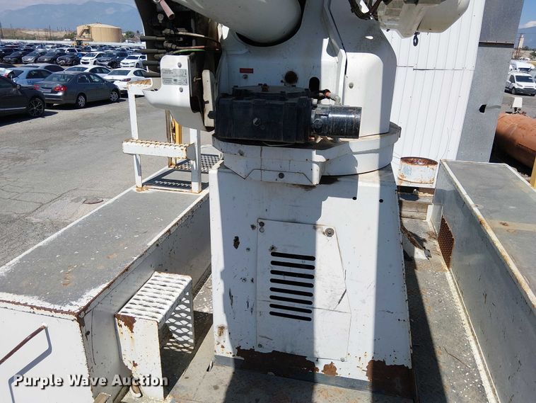 image for item YA0961 2013 International 7300 bucket truck