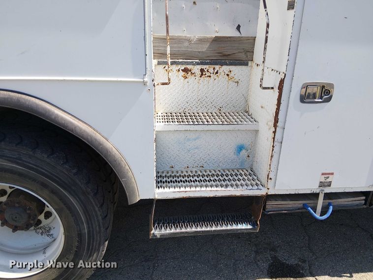 image for item YA0961 2013 International 7300 bucket truck