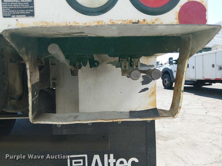 image for item YA0961 2013 International 7300 bucket truck