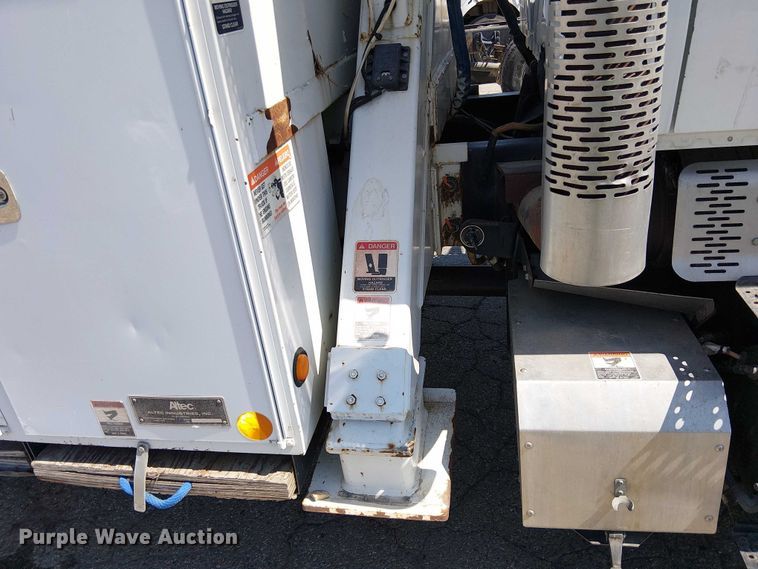 image for item YA0961 2013 International 7300 bucket truck