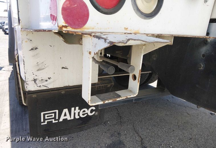 image for item YA0961 2013 International 7300 bucket truck