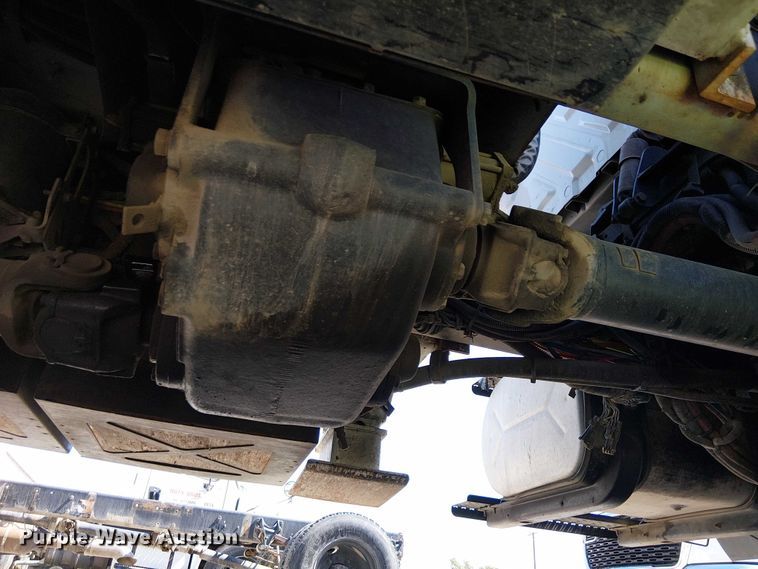 image for item YA0961 2013 International 7300 bucket truck