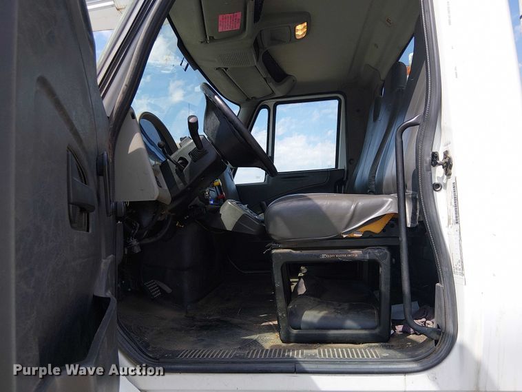 image for item YA0961 2013 International 7300 bucket truck