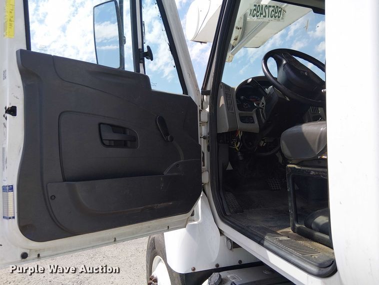 image for item YA0961 2013 International 7300 bucket truck