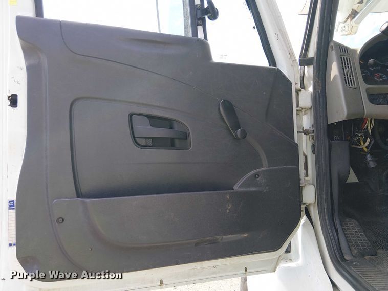 image for item YA0961 2013 International 7300 bucket truck