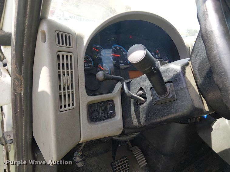 image for item YA0961 2013 International 7300 bucket truck