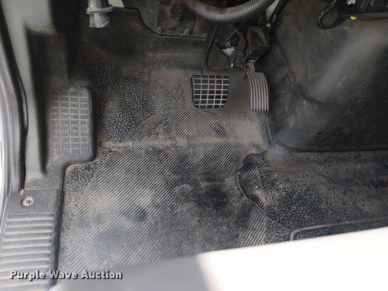 image for item YA0961 2013 International 7300 bucket truck