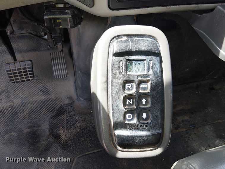 image for item YA0961 2013 International 7300 bucket truck