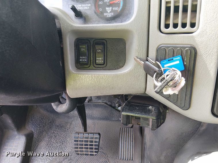 image for item YA0961 2013 International 7300 bucket truck