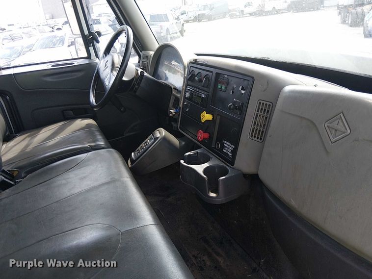 image for item YA0961 2013 International 7300 bucket truck