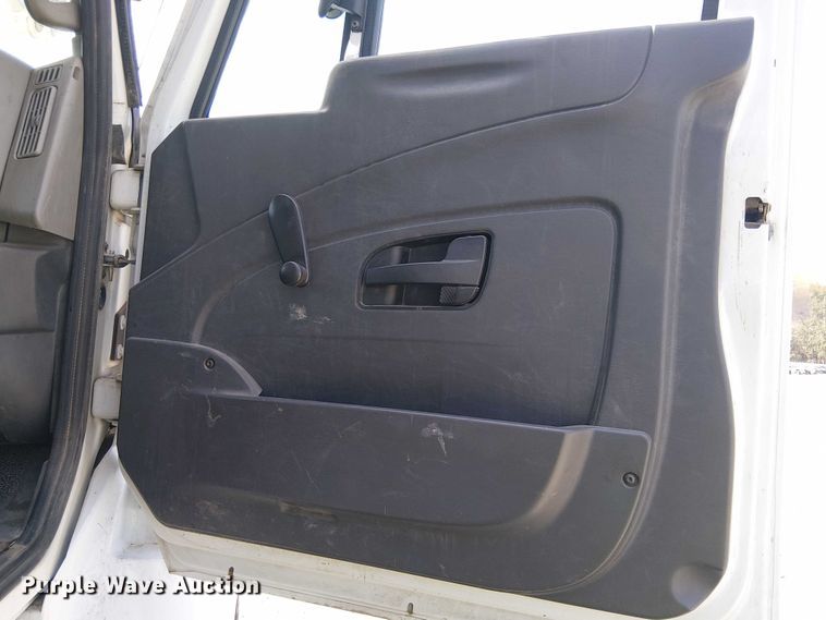 image for item YA0961 2013 International 7300 bucket truck