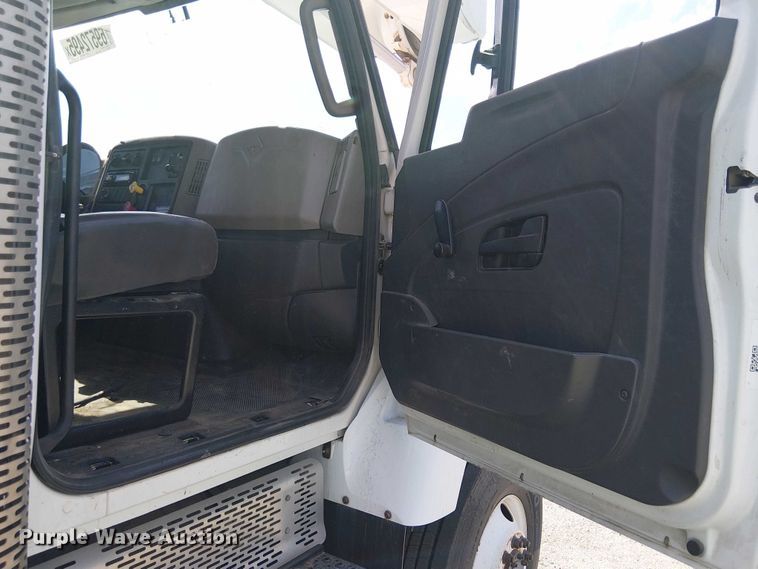 image for item YA0961 2013 International 7300 bucket truck