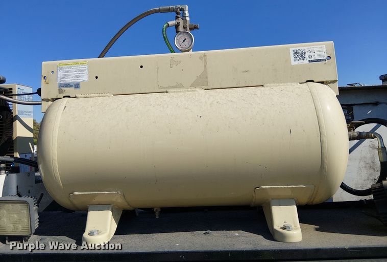 image for item YA0962 2015 Ford F450 Super Duty flatbed truck