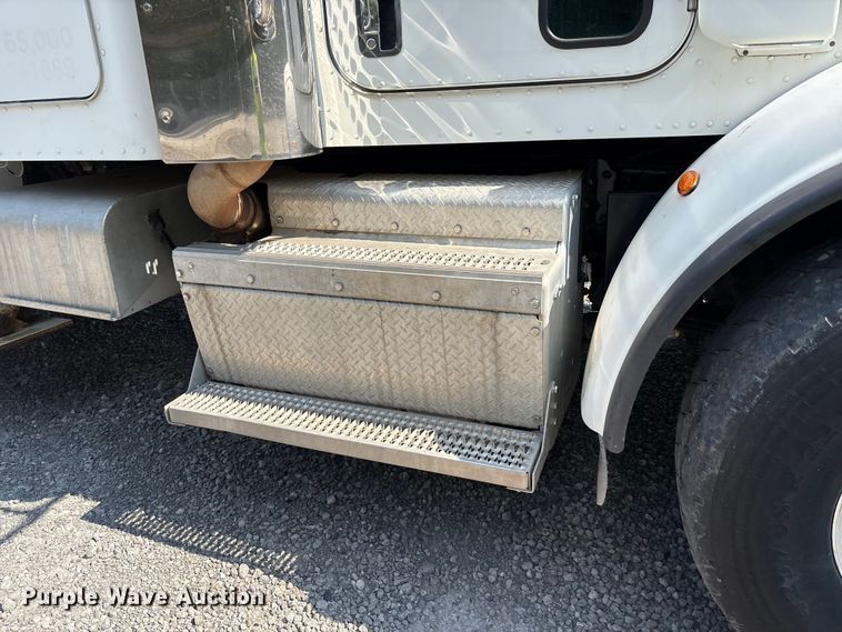 image for item YA0979 2013 Peterbilt 365 crane truck