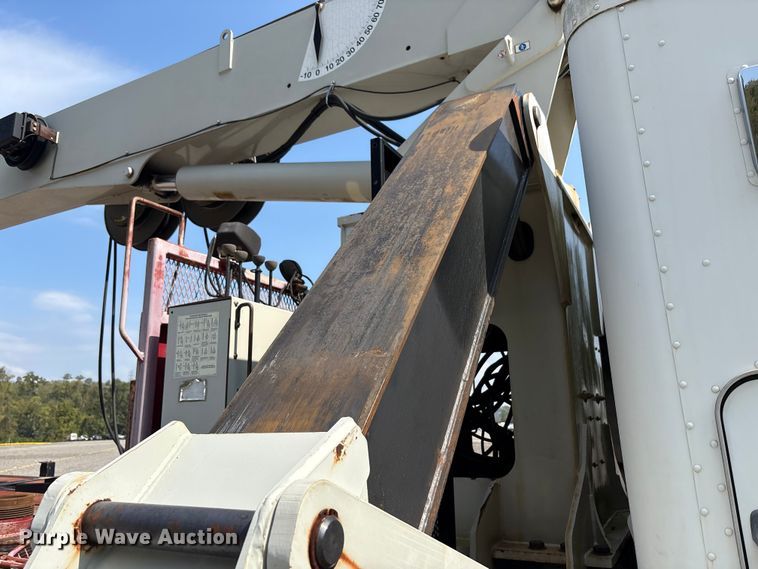 image for item YA0979 2013 Peterbilt 365 crane truck