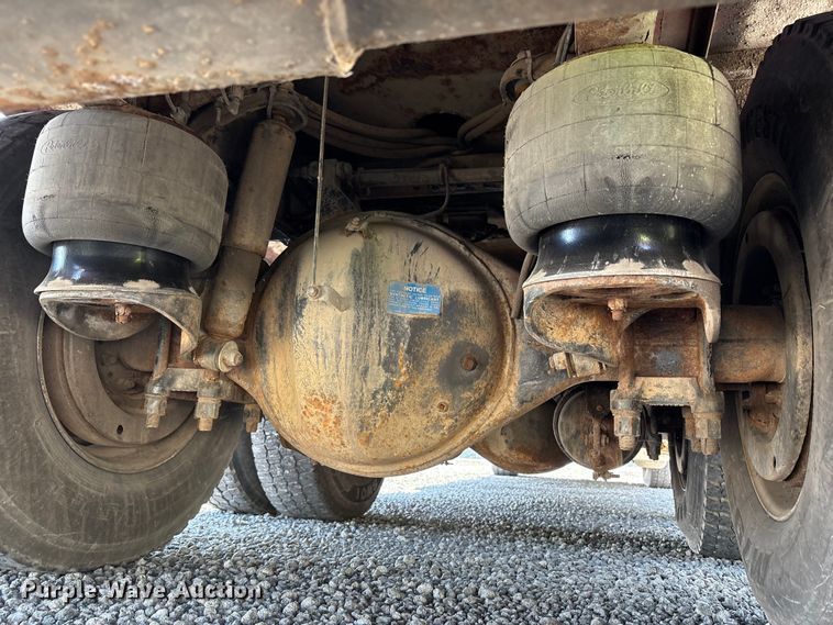 image for item YA0979 2013 Peterbilt 365 crane truck