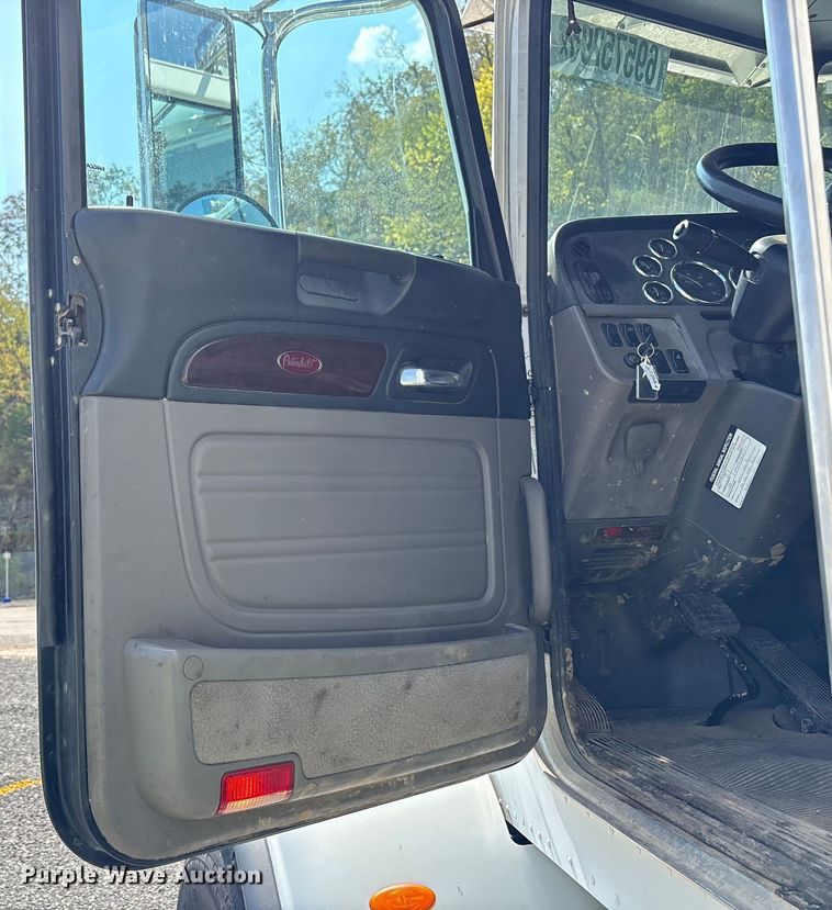 image for item YA0979 2013 Peterbilt 365 crane truck