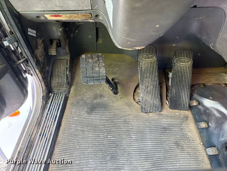 image for item YA0979 2013 Peterbilt 365 crane truck