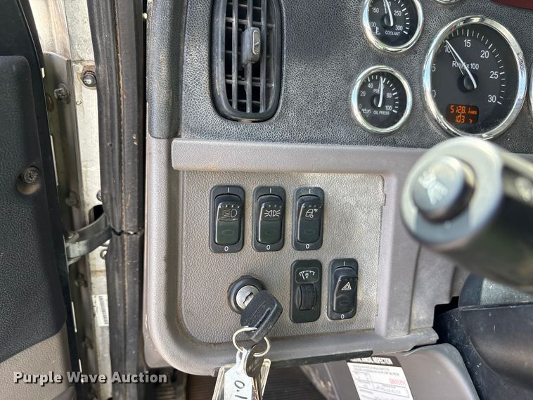 image for item YA0979 2013 Peterbilt 365 crane truck