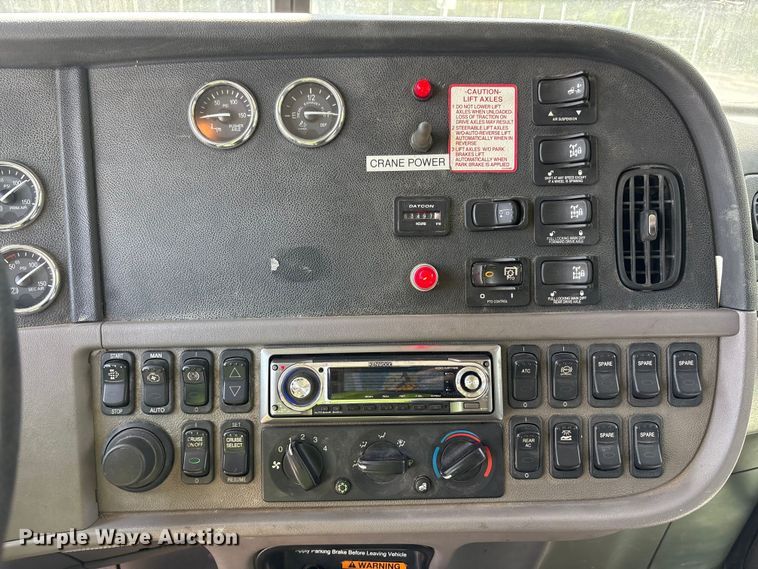 image for item YA0979 2013 Peterbilt 365 crane truck