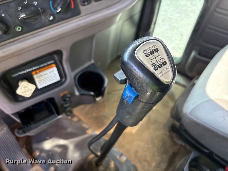 image for item YA0979 2013 Peterbilt 365 crane truck